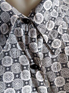 True Vintage Blouse Medium 1960's Geometric Print Button-Up Top Pointed Collar